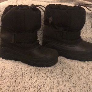 Children’s black snow boots size 2